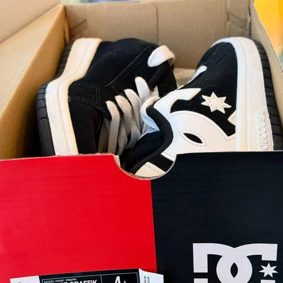 DC Kids Court Graffik Sneaker - Picture 6 of 6